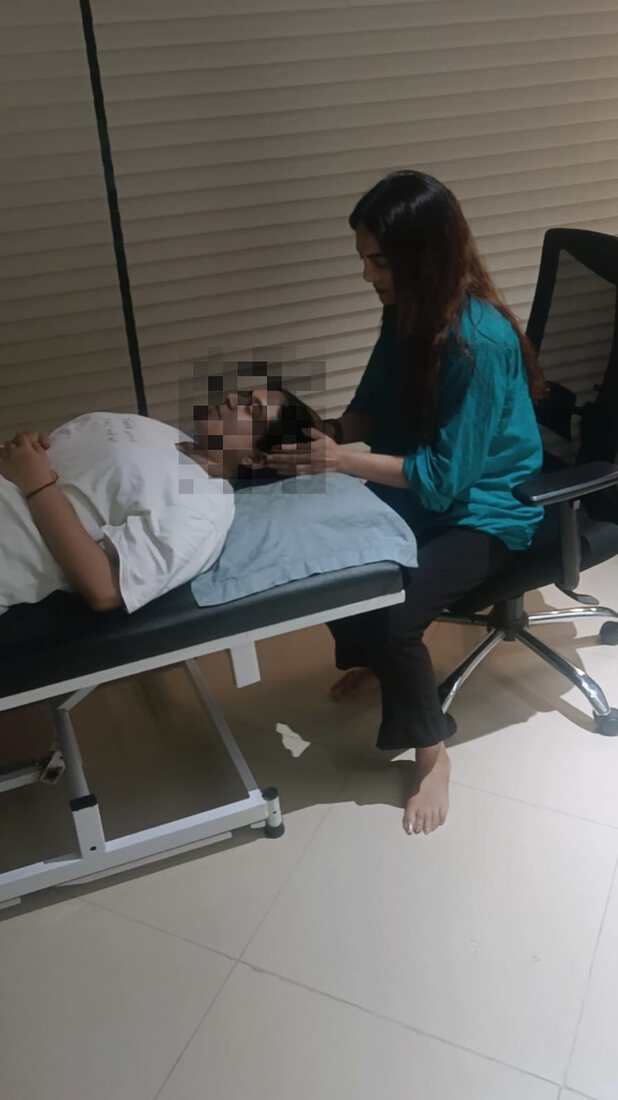 A calming one-to-one chakra healing session in Mumbai
